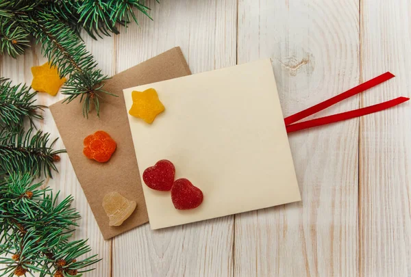 Sfondo natalizio.Ramo d'albero, giuggiola e carte vuote. — Foto Stock