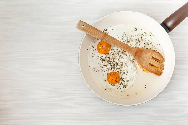 Spiegeleier in der Pfanne, Frühstück Zutaten cooking morgendliches Essen. Weißer Hintergrund. — Stockfoto