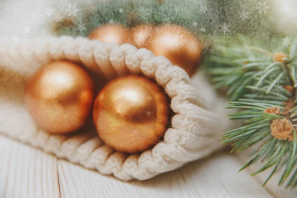 Komposisi musim dingin dengan cabang-cabang fir dan bola emas pada topi rajutan putih . — Stok Foto