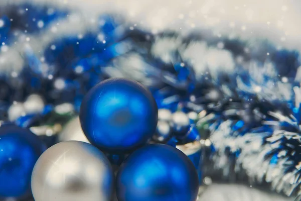 Composizione natalizia con fili di lame e palline blu, argento.Capodanno — Foto Stock