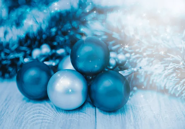 Composizione natalizia con fili di lame e palline blu, argento.Capodanno — Foto Stock
