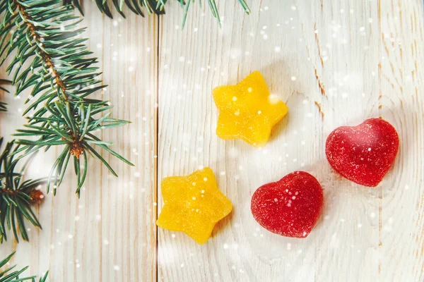 クリスマス ツリーから背景と黄色と赤ナツメ. — ストック写真