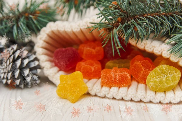 Composition de Noël avec branches de sapin et étoiles de jujube jaune dans le chapeau tricoté — Photo