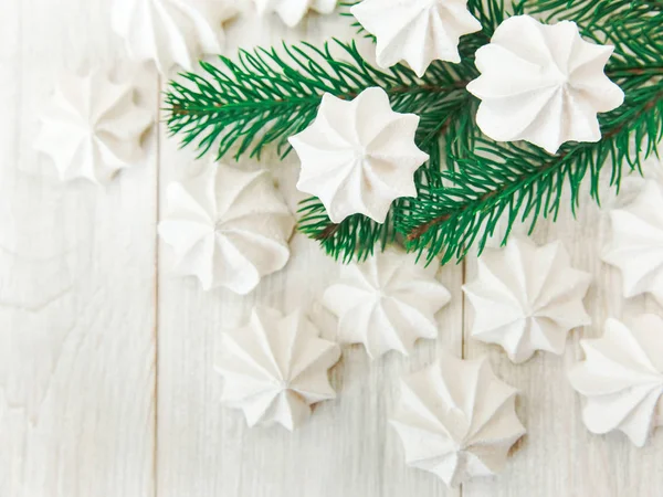 Dolce sfondo natalizio con meringhe ariose e abete — Foto Stock