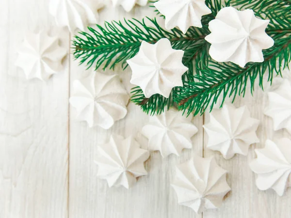 Zoete Kerstmis achtergrond met luchtig schuimgebak en Spar — Stockfoto