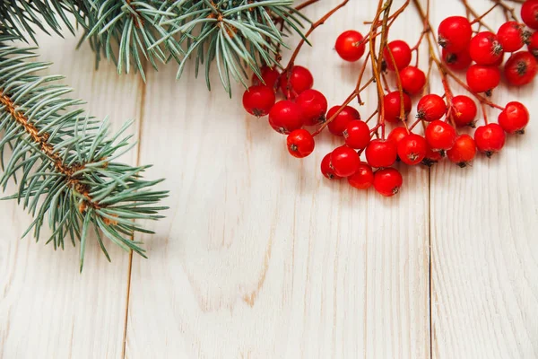 Kerst mokup. Boom tak frame met rowanberry. Witte houten tafel — Stockfoto