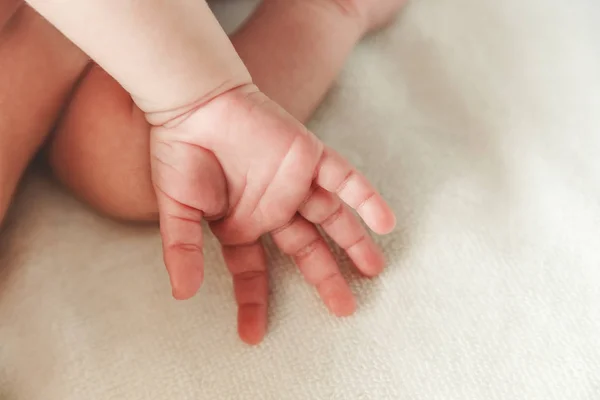 A parte do corpo bebê recém-nascido com palma de toque pequeno . — Fotografia de Stock