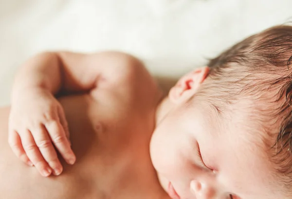 A Parte do Corpo e do Rosto do Bebê Recém-nascido com Pequena Mão Tocante — Fotografia de Stock