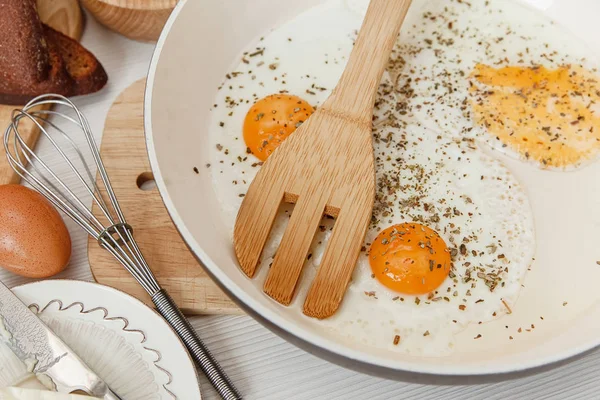 Spiegeleier in der Pfanne, Frühstückszutaten. Brot, Butter, Whisky.Küchenzubehör. — Stockfoto