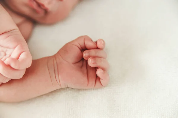 A parte do corpo do bebê recém-nascido com pequeno toque Hand.Selective Focus — Fotografia de Stock