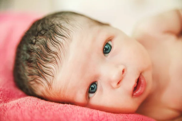 Cara engraçada de bebê bonito recém-nascido Girl.Interessante Look.Selective foco — Fotografia de Stock