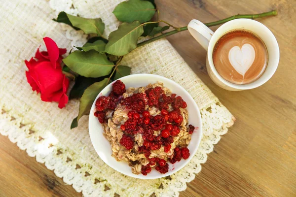 Teller mit Porige, Tasse mit Kaffee und roter Rose auf der groben Tischserviette. — Stockfoto