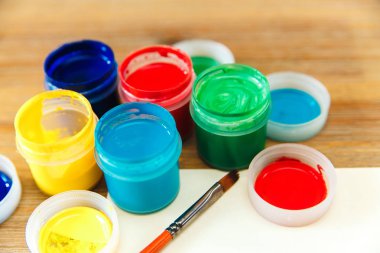 boya ve paper.wooden tablo ile portre renkli kutular.