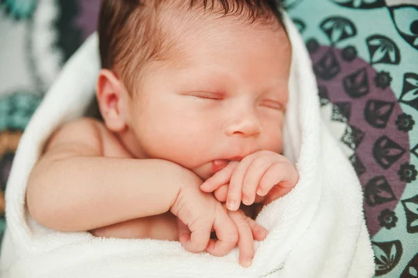 刚出生的婴儿是 Slipping.Sweat Dreams.Cute 看起来与小 Hand.Selective 焦点 — 图库照片