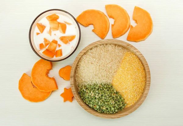 Kabak, parçalar koparıp Mix tahıllar ve ahşap Plate.Milk,Harvest,Fresh sebze, Ingredient.White gıda arka plan bezelye.