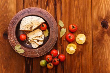 ev yapımı peynir, domates bitki ile kırsal pottery.wooden background.top görünümünde baharat..