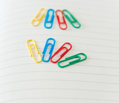 yaratıcı açık not defteri arka plan, renkli clips.selective odak.