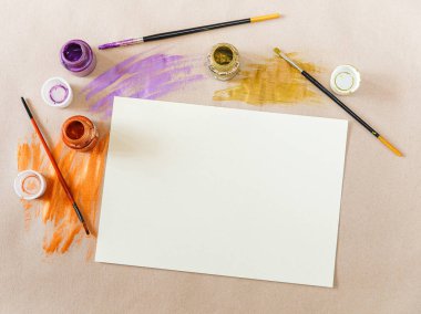 Renkli boya ve fırça ile parmak izleri olabilir. Boş sayfası. Üstten Görünüm.