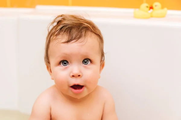 Sorrindo bonito bebê menina no banheiro . — Fotografia de Stock