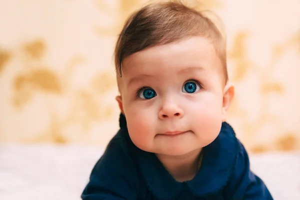 A pequena menina bonito com olhos grandes azuis — Fotografia de Stock