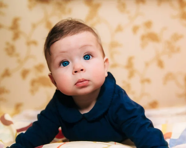 A babygirl bonito com olhos grandes azuis. . — Fotografia de Stock