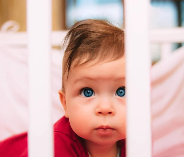 A linda menina com olhos grandes azuis no mau — Fotografia de Stock