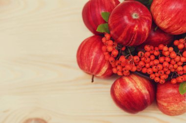 Fruits.apples ve rowanberries leaves.wooden background.fall concept.top manzaralı sonbahar kompozisyon.