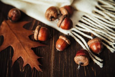 Yün, İpek eşarp, meşe palamudu ve leaves.wooden arka plan ile sonbahar kompozisyon.