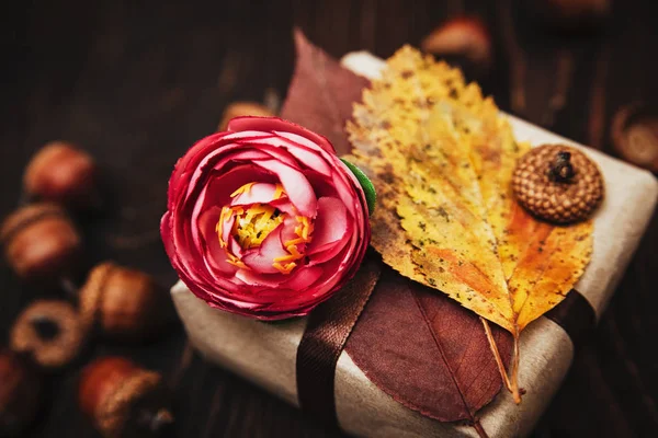 Ahşap zemin üzerine çiçek ve sonbahar dekorasyonları ile kutusu mevcut. Sonbahar doğum günü.