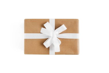 Beyaz kurdeleyle sarılı bir hediye kutusu. Beyaz arka planda mevcut kutu. Tatil hediyesi. Beyazda izole edilmiş. Üst görünüm.