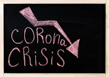 Karatahta-Corona krizi tebeşiri. Arkaplan salgını Coronavirus COVID-19 konsepti. Covid19, sağlık. Coronavirus ekonomik etki kavramı