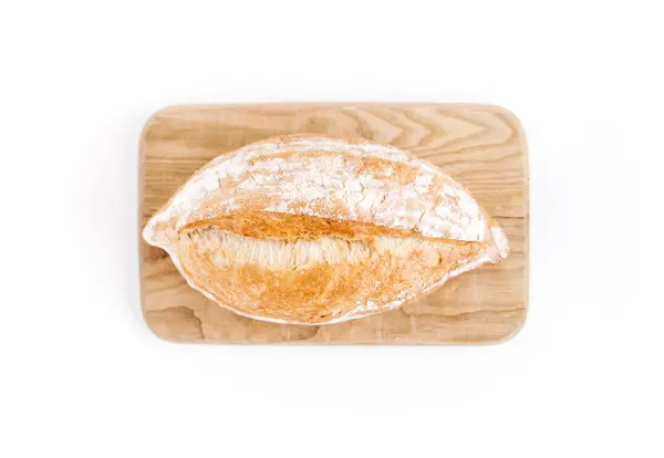 Ev yapımı taze ekmek. Tahta tahtada beyaz ekmek. Sağlıklı yiyecekler.