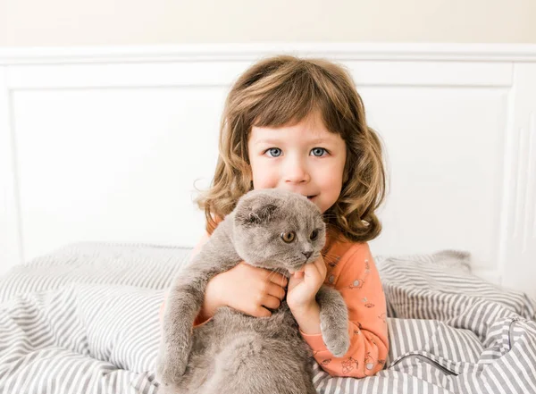 Portrait Une Enfant Fille Avec Son Chat Lit Petite Fille — Photo