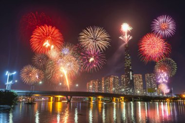 Ho Chi Minh City 'nin 2020 yılındaki renkli havai fişeklerinin yüksek çözünürlüklü görüntüsü Landmark 81 nehir kenarından. 81, Vietnam 'daki en yüksek binadır.