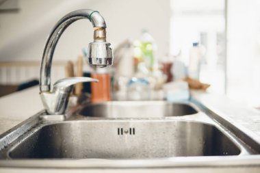 Koronavirüsün yayılmasını önlemek için her zaman temiz ellerle başlayın (Covid-19). Asyalı bir adamın evde ellerini yıkarken çekilmiş görüntüsü.