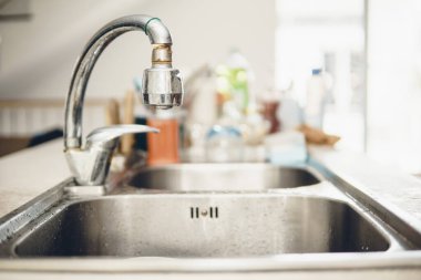 Koronavirüsün yayılmasını önlemek için her zaman temiz ellerle başlayın (Covid-19). Asyalı bir adamın evde ellerini yıkarken çekilmiş görüntüsü.