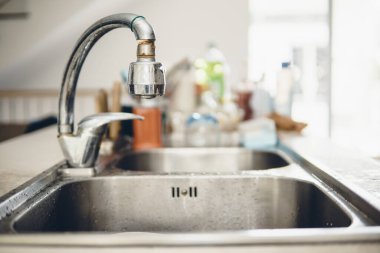 Koronavirüsün yayılmasını önlemek için her zaman temiz ellerle başlayın (Covid-19). Asyalı bir adamın evde ellerini yıkarken çekilmiş görüntüsü.