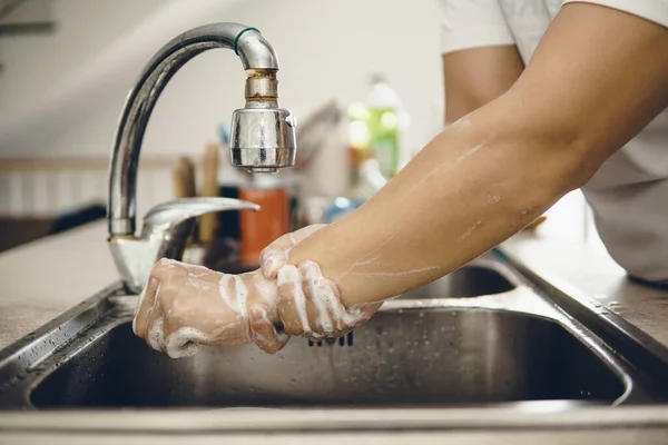 一定要从干净的手开始 以防止大肠病毒的传播 Covid 偷拍到一个亚洲人在家里洗手 — 图库照片