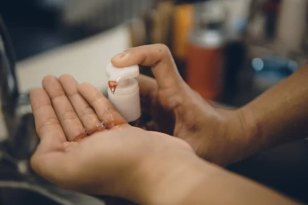 Mano Empujando Bombeando Gel Algohol Para Lavar Limpiar Las Manos — Foto de Stock