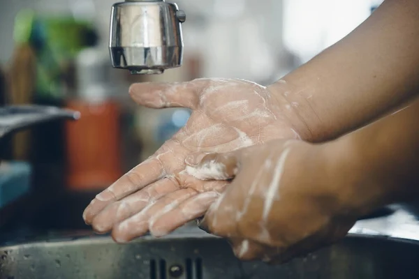 常にコロナウイルスの拡散を防ぐためにきれいな手で始まります Covid 自宅で手を洗っているアジア人の男の作物のショット — ストック写真