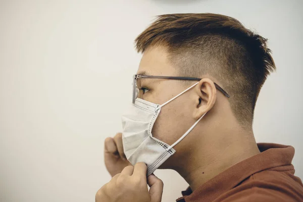 Protección Contra Coronavirus Lugar Trabajo Joven Asiático Hombre Poniendo Mascarilla — Foto de Stock