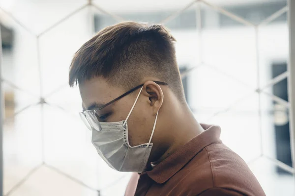 Protección Contra Coronavirus Lugar Trabajo Joven Asiático Hombre Poniendo Mascarilla — Foto de Stock