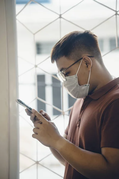 Primer Plano Joven Asiático Que Llevaba Una Mascarilla Quirúrgica Blanca — Foto de Stock