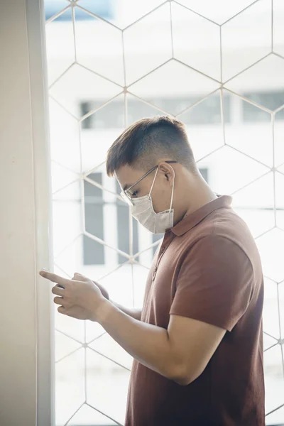 Primer Plano Joven Asiático Que Llevaba Una Mascarilla Quirúrgica Blanca — Foto de Stock