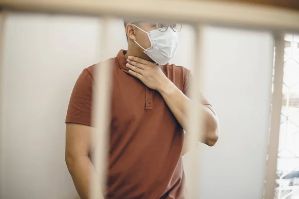 Азиатский Мужчина Кашляет Носит Защитную Маску Передающихся Инфекционных Заболеваний — стоковое фото
