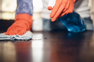 Tertemiz olana kadar silmeye devam edeceğim. Evde mutfak tezgahını temizleyen Asyalı bir adamın görüntüsü. Bakteriyel enfeksiyonun önlenmesi Coronavirus veya Covid 19.