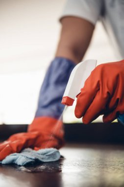 Tertemiz olana kadar silmeye devam edeceğim. Evde mutfak tezgahını temizleyen Asyalı bir adamın görüntüsü. Bakteriyel enfeksiyonun önlenmesi Coronavirus veya Covid 19.