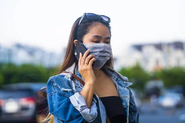 Junge Frau Trägt Operationsmaske Auf Der Straße Während Sie Ihr — Stockfoto