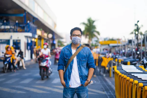 Mikropları Zehirli Dumanı Tozu Önlemek Için Süpermarketin Dışında Koruyucu Maske — Stok fotoğraf