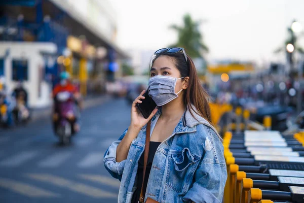 Νεαρή Γυναίκα Που Φοράει Χειρουργική Μάσκα Στο Δρόμο Ενώ Χρησιμοποιεί — Φωτογραφία Αρχείου